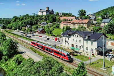 Nun doch keine Neuvergabe: Erzgebirgsbahn fährt weiter - Die roten Triebwagen bleiben: Die Erzgebirgsbahn, hier ein Zug im Bahnhof Scharfenstein, fährt auch nach 2024 weiter.