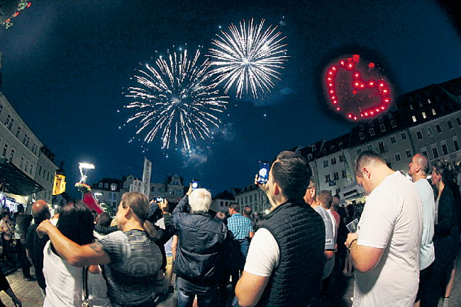 Nun doch: Plauener Spitzenfest 2021 abgesagt - Das 60. Plauener Spitzenfest im Jahr 2019 wurde von einem besonderen Feuerwerk begleitet. 2021 gibt es aufgrund der Coronapandemie wie schon 2020 keine Stadtfete - die 61. Ausgabe soll 2022 über die Bühne gehen.