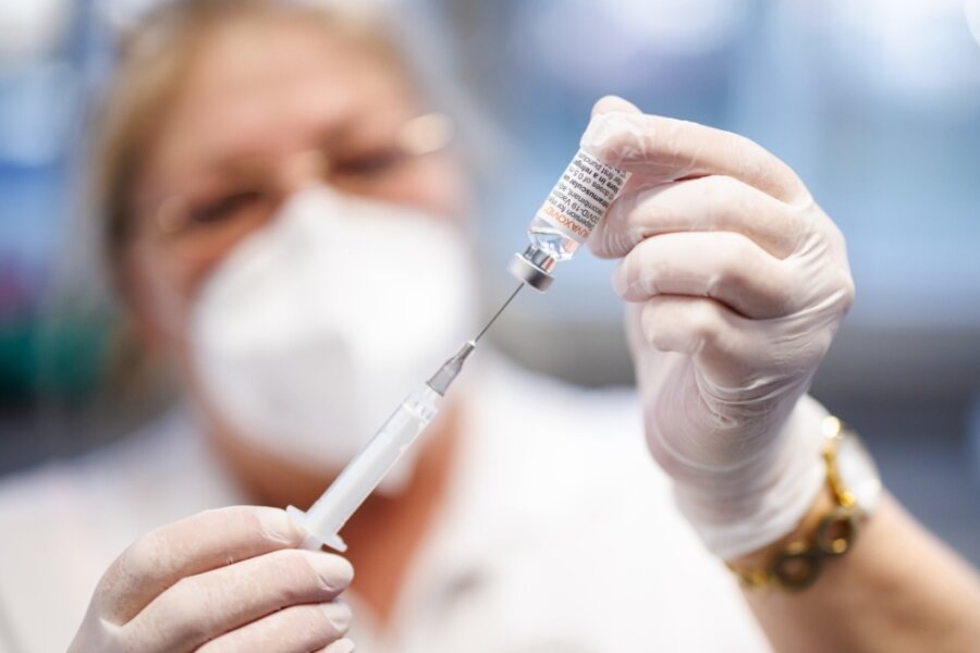 Nur acht Leute pro Tag wollen Novavax als Impfstoff - Der Proteinimpfstoff Nuvaxovid von Novavax ist auch im Landkreis Zwickau ein Ladenhüter. 