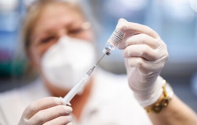 Nur acht Leute pro Tag wollen Novavax als Impfstoff - Der Proteinimpfstoff Nuvaxovid von Novavax ist auch im Landkreis Zwickau ein Ladenhüter. 