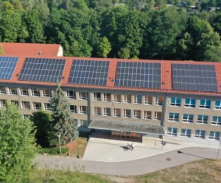 Nur eine Schule erzeugt Sonnenstrom - Alleinstellungsmerkmal: Derzeit hat nur die Rudolf-Weiß-Schule in Zwickau Fotovoltaik auf dem Dach. 
