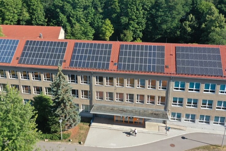Alleinstellungsmerkmal: Derzeit hat nur die Rudolf-Weiß-Schule in Zwickau Fotovoltaik auf dem Dach. 