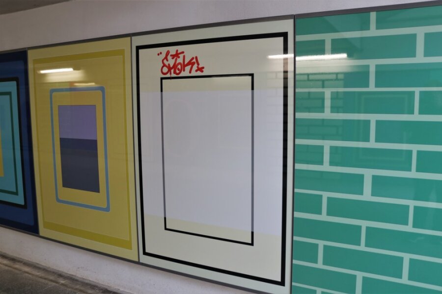 Nur eine Woche nach Einweihung: Kunst-Tafeln im Flöhaer Bahnhof beschmiert - Insgesamt wurden drei Tafeln im Flöhaer Bahnhof beschmiert.