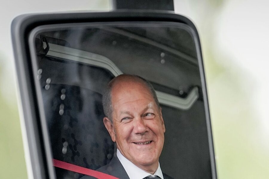 Kindliche Freude huscht über das Gesicht des Bundeskanzlers, als er am Dienstag einen E-Lkw bei Scania testen durfte. 