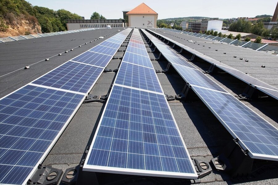Das Turnhallendach des Beruflichen Schulzentrums e.o.plauen wird für die Erzeugung von Solarstrom genutzt.