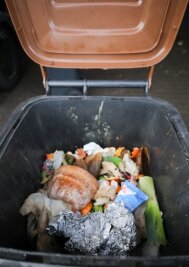Nur jeder Fünfte nutzt eine Biotonne - In Biotonnen sollen Lebensmittelabfälle gesammelt werden. Verpackungen aus Plastik oder Metall gehören nicht hinein. 