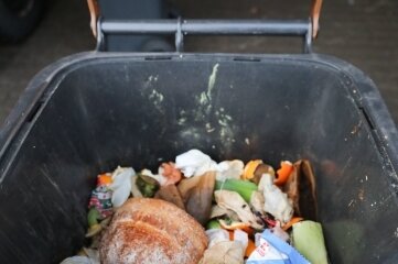 In Biotonnen sollen Lebensmittelabfälle gesammelt werden. Verpackungen aus Plastik oder Metall gehören nicht hinein. 