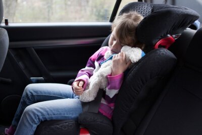 Nur jedes zweite Kind im Auto richtig angegurtet - wie Eltern es besser machen - Auch größere Kinder gehören noch in einen Kindersitz, um bei Unfällen ausreichend geschützt zu sein.
