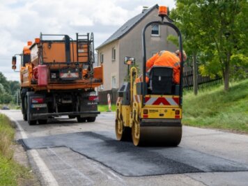 Nur Lochflickerei statt Straßenausbau - Mitarbeiter der Straßenmeisterei Mühlau beseitigen auf der Ortsdurchfahrt Elsdorf - Staatsstraße 247 - die gröbsten Fahrbahnschäden. 