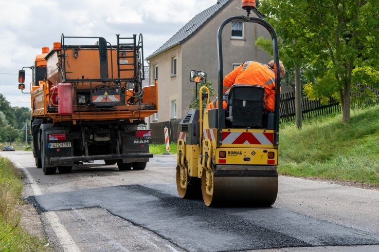 Nur Lochflickerei statt Straßenausbau - Mitarbeiter der Straßenmeisterei Mühlau beseitigen auf der Ortsdurchfahrt Elsdorf - Staatsstraße 247 - die gröbsten Fahrbahnschäden. 