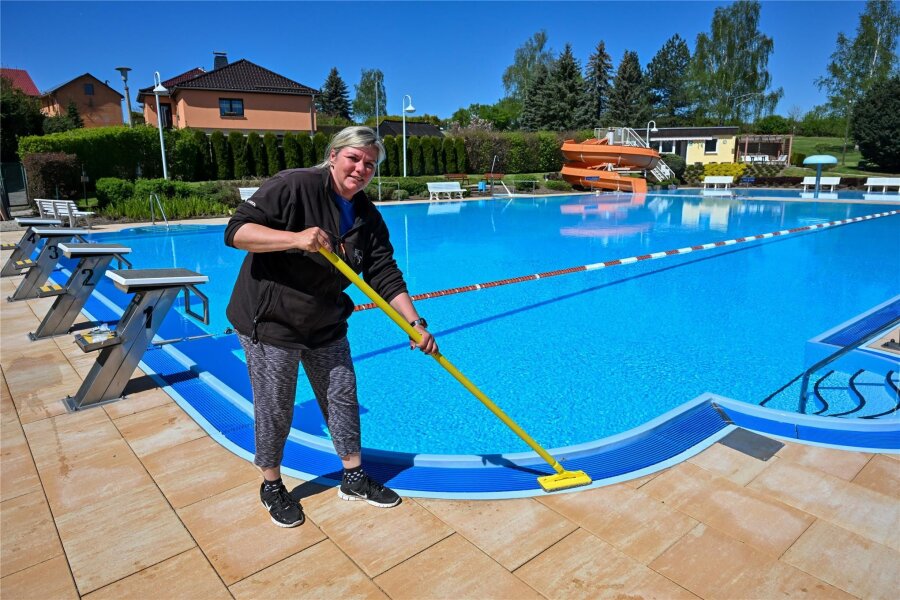 Nur noch wenige Tage: Sommerbad Garnsdorf öffnet mit 24 Grad Wassertemperatur - Schwimmmeisterin Diana Wolf bereitet die Baderöffnung für den 18. Mai vor.
