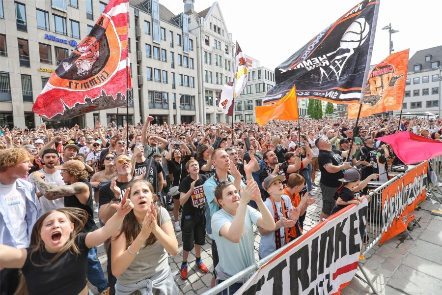 *** NUR PRINT !!! - „Einmal Chemnitz, immer Chemnitz!“ Mehrere Tausend Fans feierten am Sonntagnachmittag auf dem Markt den Europe-Cup-Sieg des Chemnitzer Basketballteams der Niners.