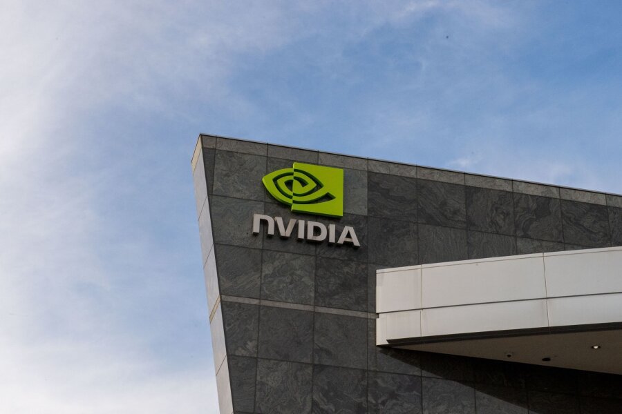 Nvidia wird zur Nummer eins beim Börsenwert - Das Logo des Chipkonzerns Nvidia am Hauptquartier im Silicon Valley.
