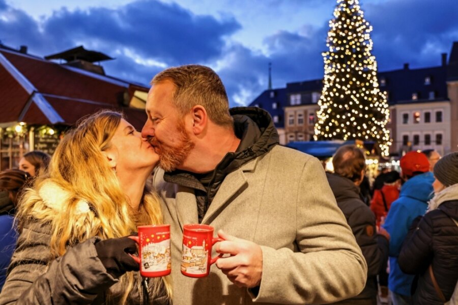 O du fröhliche Weihnachtsmarkt-Zeit - Kuss im Lichterglanz: Melanie Jahn und Klaus Lorenz aus Leipzig trafen sich auf dem Annaberger Weihnachtsmarkt mit ihren Familien. Melanies Eltern sind dafür extra aus Thüringen angereist.
