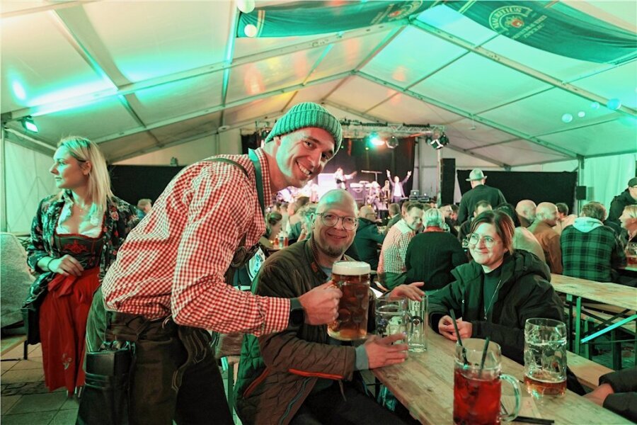 O'zapft is! Landrat Michaelis eröffnet das "kleine Oktoberfest" in Zwickau - Keller Oliver Ströher versorgt die Gäste mit Bier, aber auch mit alkoholfreien Getränken. 