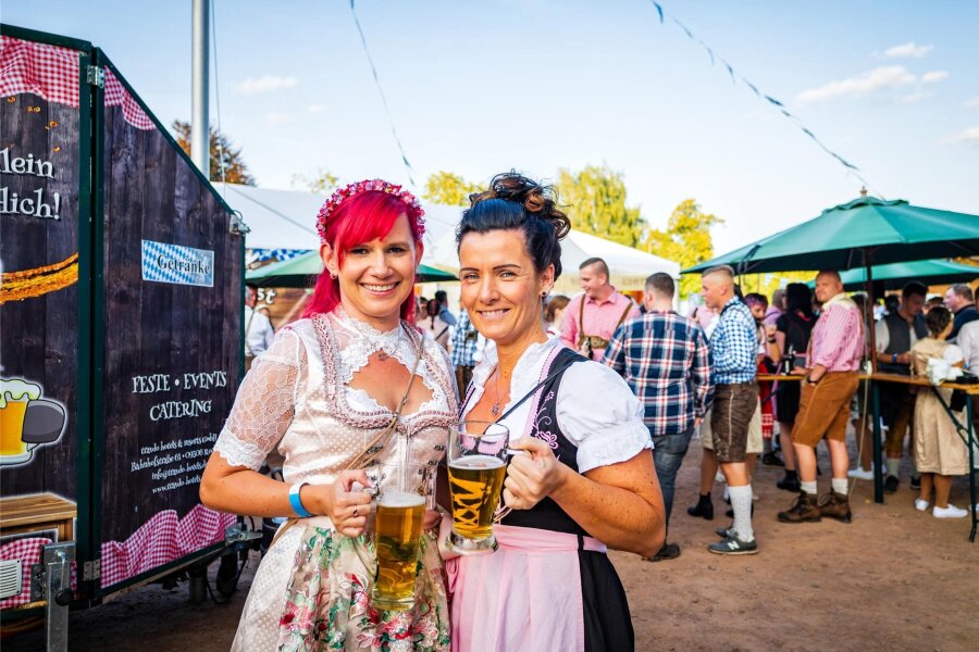 O’zapft is! - Rochlitz startet mit bayrischer Lebensfreude in den Oktober - Zum ersten Mal auf dem Oktoberfest: Carina Mertin aus Rochlitz (rechts) und Sandra Bangsow aus dem Vogtland.