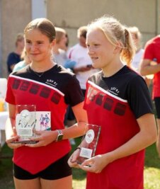 "Ob alt oder jung - jeder kam auf seine Kosten" - Nelly Herold (l.) und Jule Weidensdorfer sicherten sich mit 7990 m die Siegerpokale beim Paarlauf über eine halbe Stunde. 
