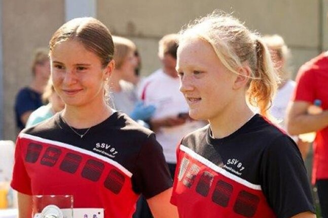 Nelly Herold (l.) und Jule Weidensdorfer sicherten sich mit 7990 m die Siegerpokale beim Paarlauf über eine halbe Stunde. 