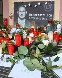 OB-Amt: Sechs Monate Zeit bis Neuwahl - Zum Gedenken an den verstorbenen Limbach-Oberfrohnaer Oberbürgermeister Jesko Vogel liegt ein Kondolenzbuch im Rathaus. 