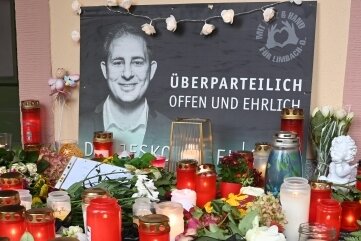 OB-Amt: Sechs Monate Zeit bis Neuwahl - Zum Gedenken an den verstorbenen Limbach-Oberfrohnaer Oberbürgermeister Jesko Vogel liegt ein Kondolenzbuch im Rathaus. 