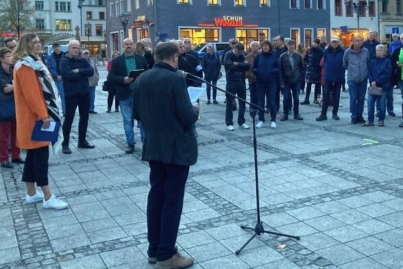 OB Arndt sagt Montagsdemonstranten die Meinung - Pfarrer Anselm Meyer spricht zu den Teilnehmern. 