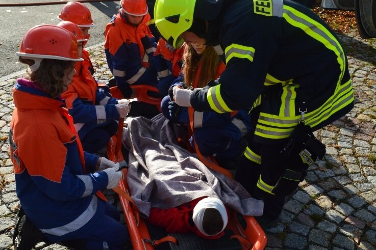 Ob Brand oder Unfall: Junge Brandschützer bei Übungen fit - Auch die Hilfeleistung bei einem Verkehrsunfall gehörte zu den Übungen beim Scharfensteiner Jugendfeuerwehr-Wochenende.