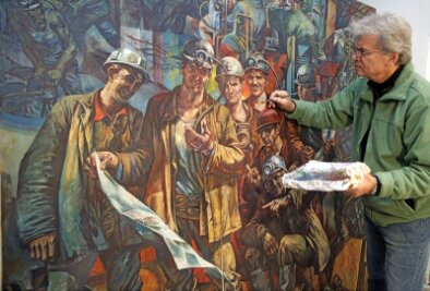 Der Berliner Maler Werner Petzold restauriert das von ihm vor 40 Jahren geschaffene Gemälde "Brigade Rose" im Kunstarchiv der Wismut GmbH in Chemnitz (Bild aufgenommen im Oktober 2010).