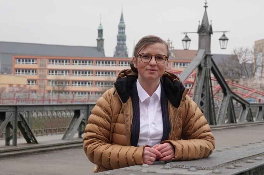 OB-Kandidatin jetzt Baubürgermeisterin - Silvia Queck-Hänel auf der Zwickauer Paradiesbrücke. Alte und Neubauten: All dies wird nun ihr Arbeitsleben begleiten. 