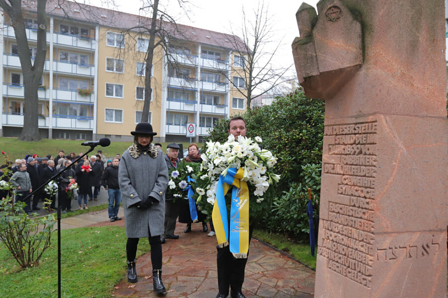 OB Ludwig: Jeder Schüler sollte KZ-Gedenkstätte besuchen - Oberbürgermeisterin Barbara Ludwig bei der  Gedenkveranstaltung für die Opfer der judenfeindlichen Pogrome 1938.