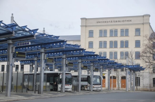 OB Schulze verteidigt Planungsstopp für neuen Chemnitzer Busbahnhof - Der Chemnitzer Busbahnhof sollte zum Hauptbahnhof verlegt werden. Das damit frei werdende Gelände vor der neuen Bibliothek wollte die TU Chemnitz für ihre Ausbaupläne nutzen.