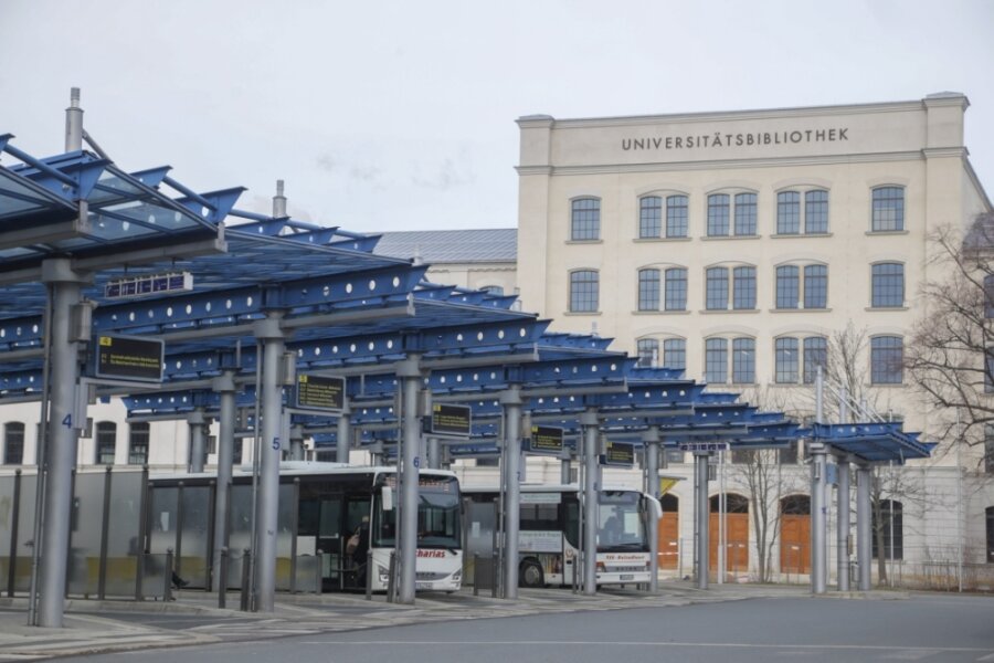 OB Schulze verteidigt Planungsstopp für neuen Chemnitzer Busbahnhof - Der Chemnitzer Busbahnhof sollte zum Hauptbahnhof verlegt werden. Das damit frei werdende Gelände vor der neuen Bibliothek wollte die TU Chemnitz für ihre Ausbaupläne nutzen.