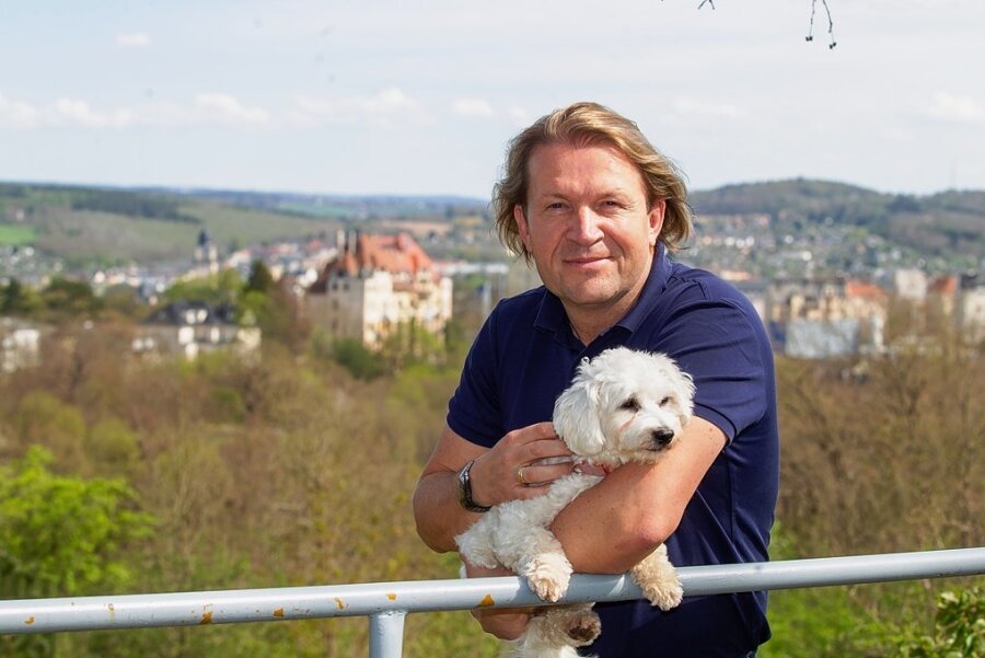 Thomas Haubenreißer ist OB-Kandidat der FDP. Mit seiner Hündin Kathy bummelt er gern zum Wagner-Metzner-Platz: "Ein schöner Blick auf die Stadt und ein Ort der Ruhe", wie er sagt. 