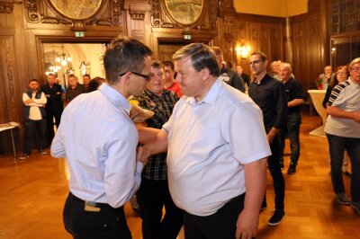 OB-Wahl-Krimi in Werdau entschieden: Amtsinhaber gratuliert Herausforderer - Stefan Czarnecki (l.) gratuliert seinem Herausforderer Sören Kristensen.