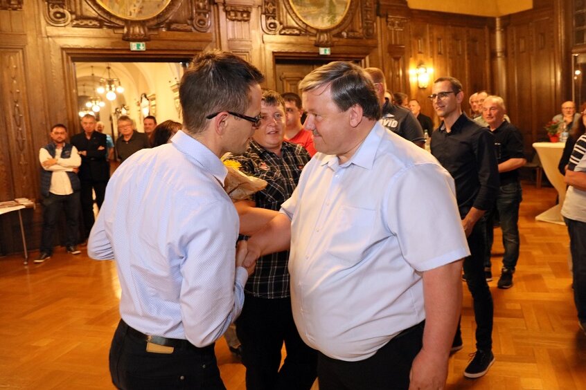 OB-Wahl-Krimi in Werdau entschieden: Amtsinhaber gratuliert Herausforderer - Stefan Czarnecki (l.) gratuliert seinem Herausforderer Sören Kristensen.