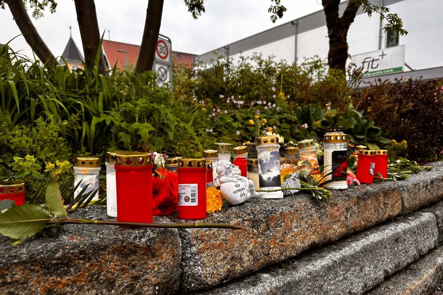 Obdachloser starb nach Schlägen an Hirnblutung - Blumen und Kerzen im Stadtzentrum von Immenstadt im Allgäu nach dem Tod eines Obdachlosen.
