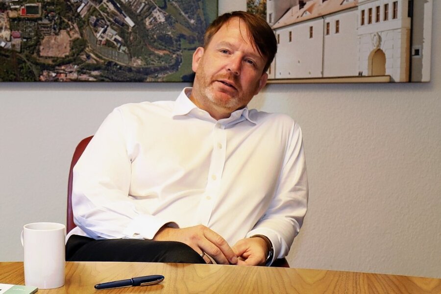 Sven Krüger (Jahrgang 1973) ist seit August 2015 Oberbürgermeister von Freiberg. Seit 1998 SPD-Mitglied, trat er 2018 wegen Unzufriedenheit mit der Politik der Großen Koalition aus der Partei aus. 