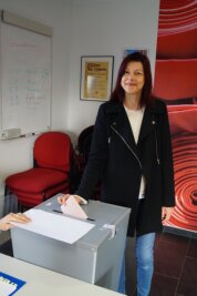 Oberbürgermeisterwahl in Klingenthal läuft - Judith Sandner bei der Stimmabgabe. 