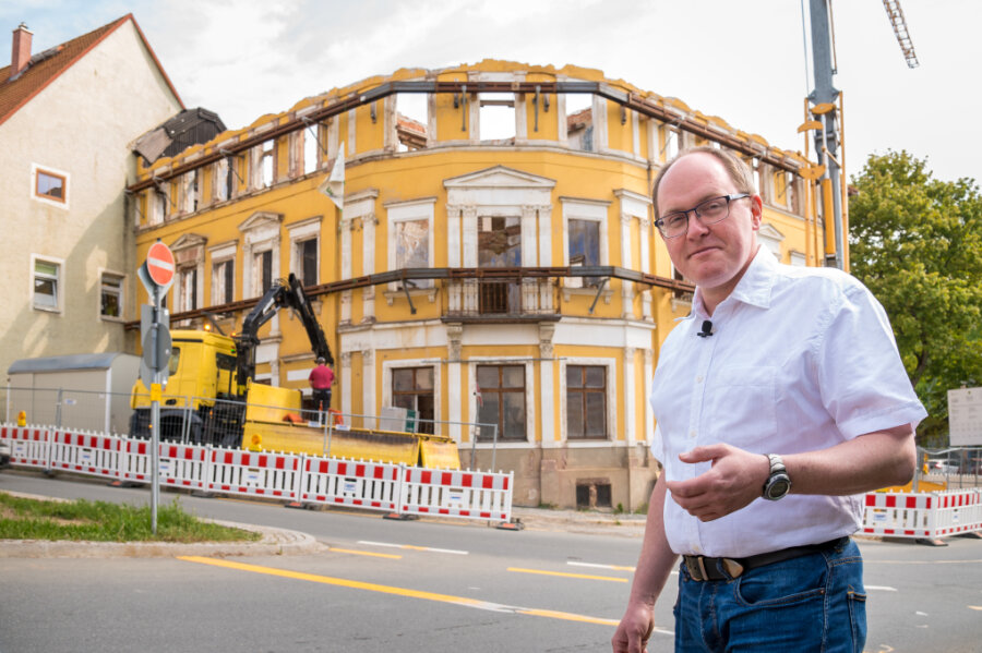 Mirko Caspar kritisiert den Zeitpunkt der Straßensperrungen rund um die Stadtcafé-Ruine