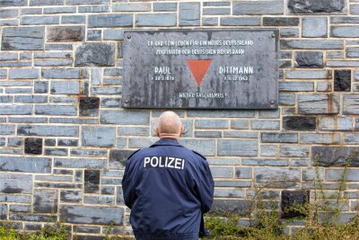 Oberer Bahnhof in Plauen: Kripo ermittelt wegen politisch motivierten Schmierereien - Die Gedenktafel für Lokführer Paul Dittmann am Oberen Bahnhof wurde beschmiert.