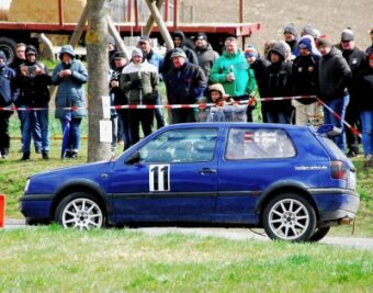 Oberfranken eröffnen die Saison in Schwand - Zuschauer in Schwand beobachten hier Helmut Hodel vom Automobilclub Hof mit seinem VW Golf. 