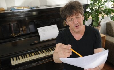 Oberfrohnaer schreibt Musik-Komödie für Wolkenburg - An seinem Klavier entwickelt Lothar Becker seine Kompositionen weiter. Gerade arbeitet er an einem Stück für Wolkenburg.