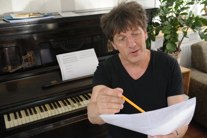Oberfrohnaer schreibt Musik-Komödie für Wolkenburg - An seinem Klavier entwickelt Lothar Becker seine Kompositionen weiter. Gerade arbeitet er an einem Stück für Wolkenburg.