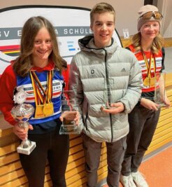 Oberhof als gutes Pflaster - Abschluss- und teils Gesamtsieger im Deutschen Schülercup Skilanglauf 2022/2023: Hanna Hennig, Finn Hoffmann und Joana Tutte.