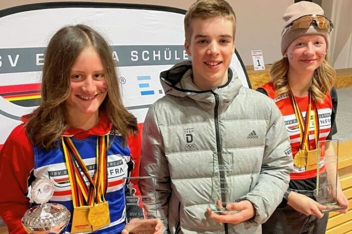 Oberhof als gutes Pflaster - Abschluss- und teils Gesamtsieger im Deutschen Schülercup Skilanglauf 2022/2023: Hanna Hennig, Finn Hoffmann und Joana Tutte.