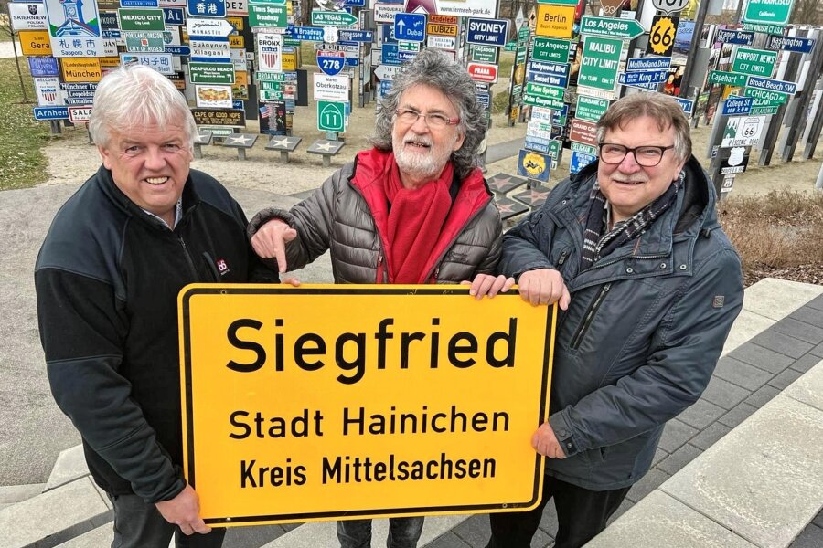 Oberkotzau begrüßt Siegfried aus Hainichen - Dieter Greysinger, Klaus Beer und Erich Pöhlmann (v. l.) mit Siegfried im Fernweh-Park.
