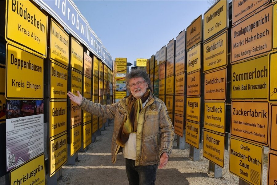 Kuriose und witzige Ortsschilder hat Klaus Beer zusammengetragen. Er ist der Initiator und Ideengeber des Fernwehparks in Oberkotzau.
