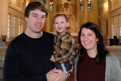 Oberlausitzer wird der erste Jugendpfarrer für das Vogtland - Fototermin in der Schlosskirche Netzschkau. Samuel Friebis mit seiner Frau Julia und dem zweijährigen Sohn Josia. 