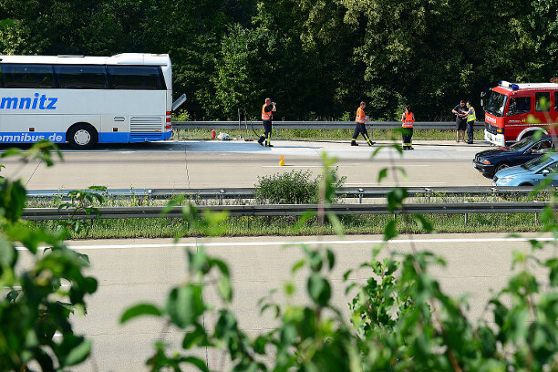 Oberlichtenau: Reisebus mit 50 Kindern an Bord in Brand geraten - 
