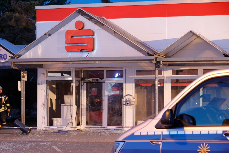 Oberlichtenau: Unbekannte sprengen Geldautomaten - Polizei sucht Zeugen - 