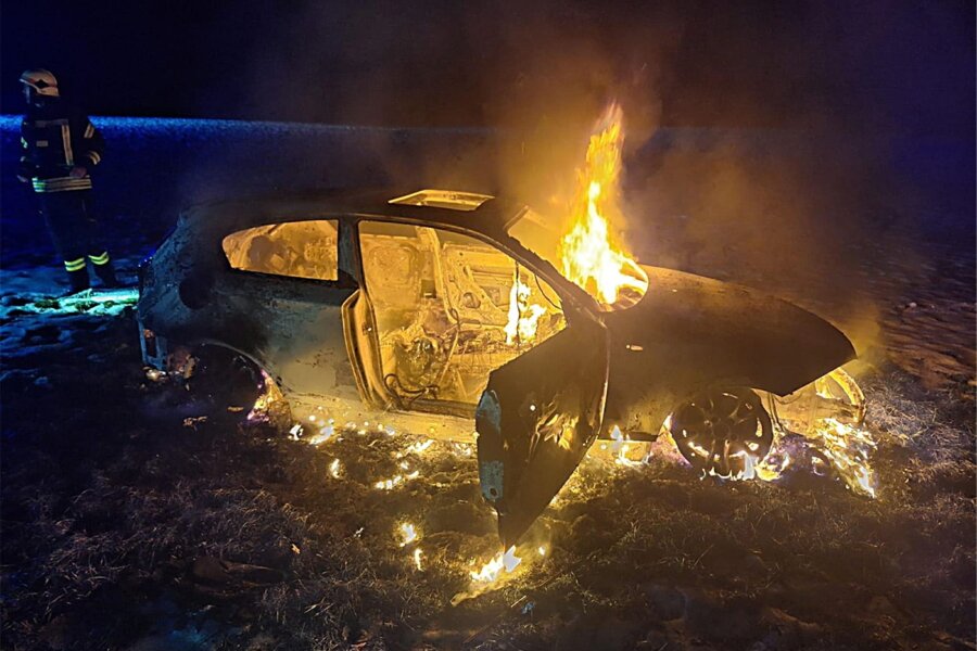 Oberlichtenauer Ortsteil Merzdorf: Pkw auf freiem Feld ausgebrannt - Das Auto brannte auf freiem Feld.